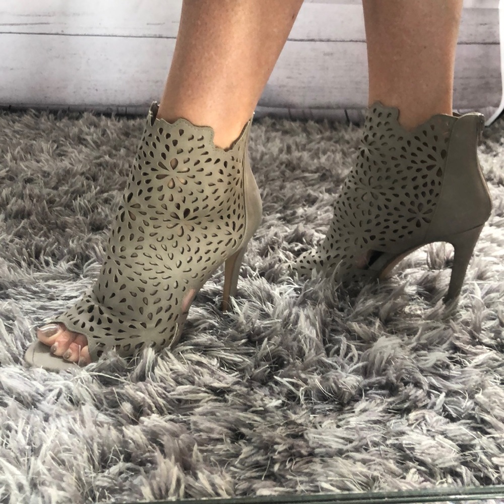 🐡2/$22 NWOT Gray laser cut out booties